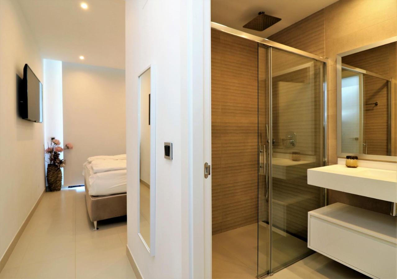 Sunset Drive 1-46 Poniente Beach *